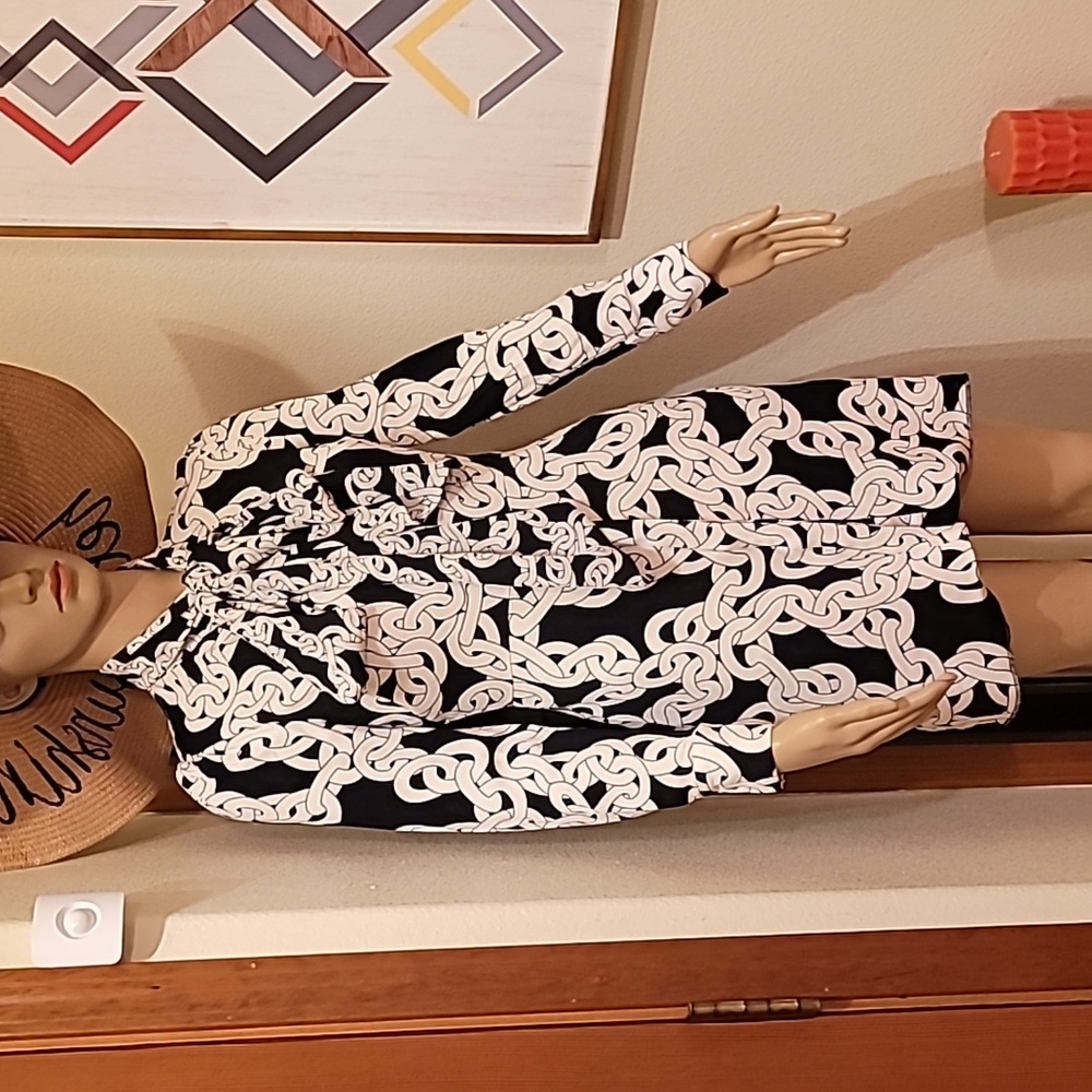 Diane Von Futenburg Elegant Black and White Chain Print Dress